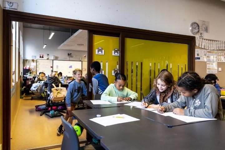 Kinderen in klaslokaal in stedelijke basisschool Het Groene Eilandje